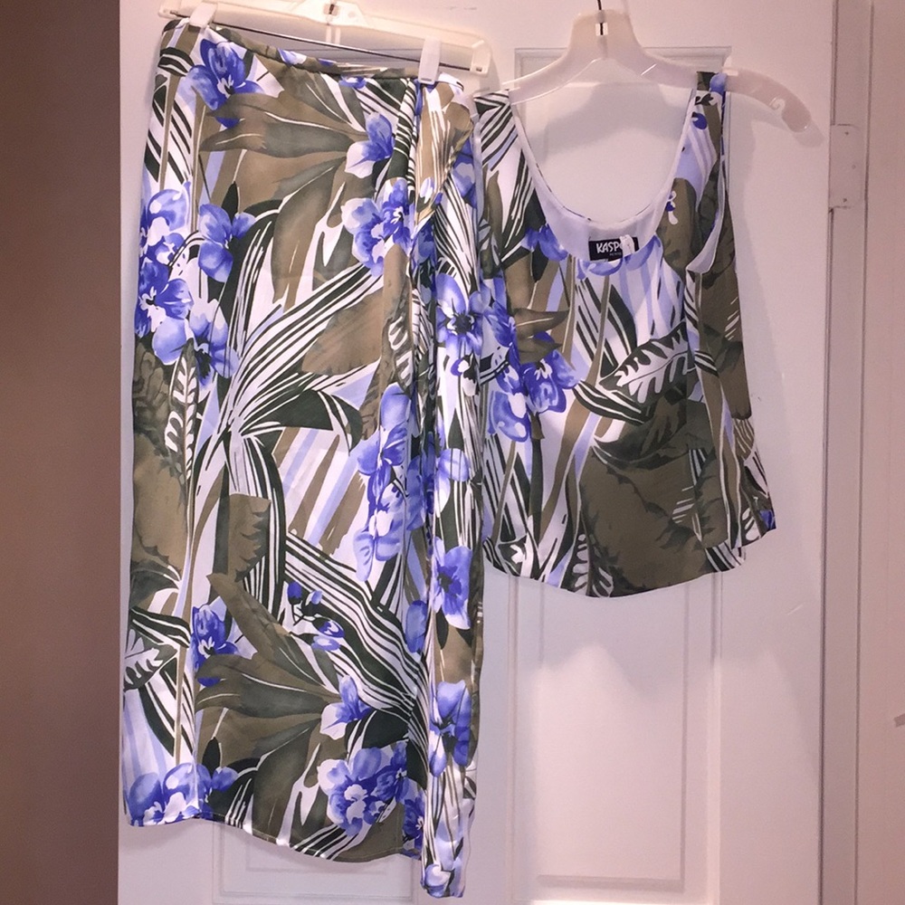 Women’s petite matching skirt and top. Kasper.